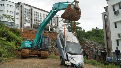 Proses evakuasi UIN Imam Bonjol Ambruk