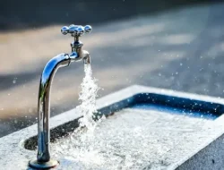 Padang Dilanda Krisis Air Bersih Pascabanjir: Ratusan Warga Antre, Perumda dan UNP Terpanggil Mengatasi Dampak Bencana